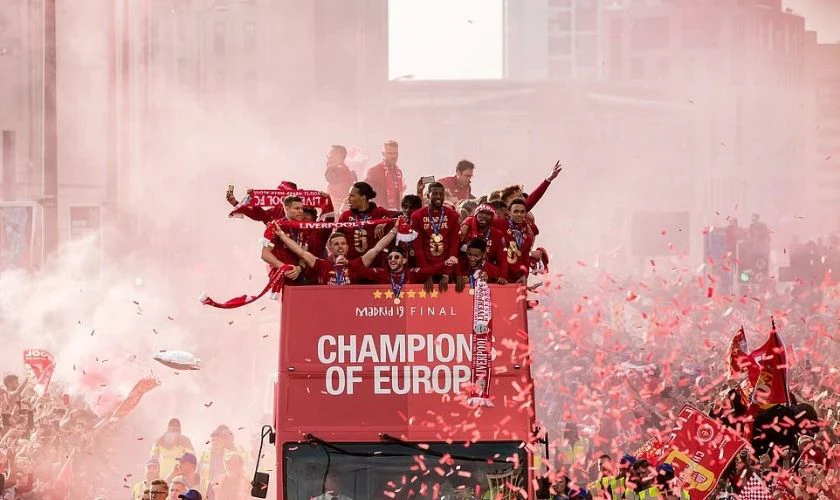 Ảnh CLB Liverpool chiến thắng huy ho&agrave;ng l&agrave;m h&igrave;nh nền m&aacute;y t&iacute;nh