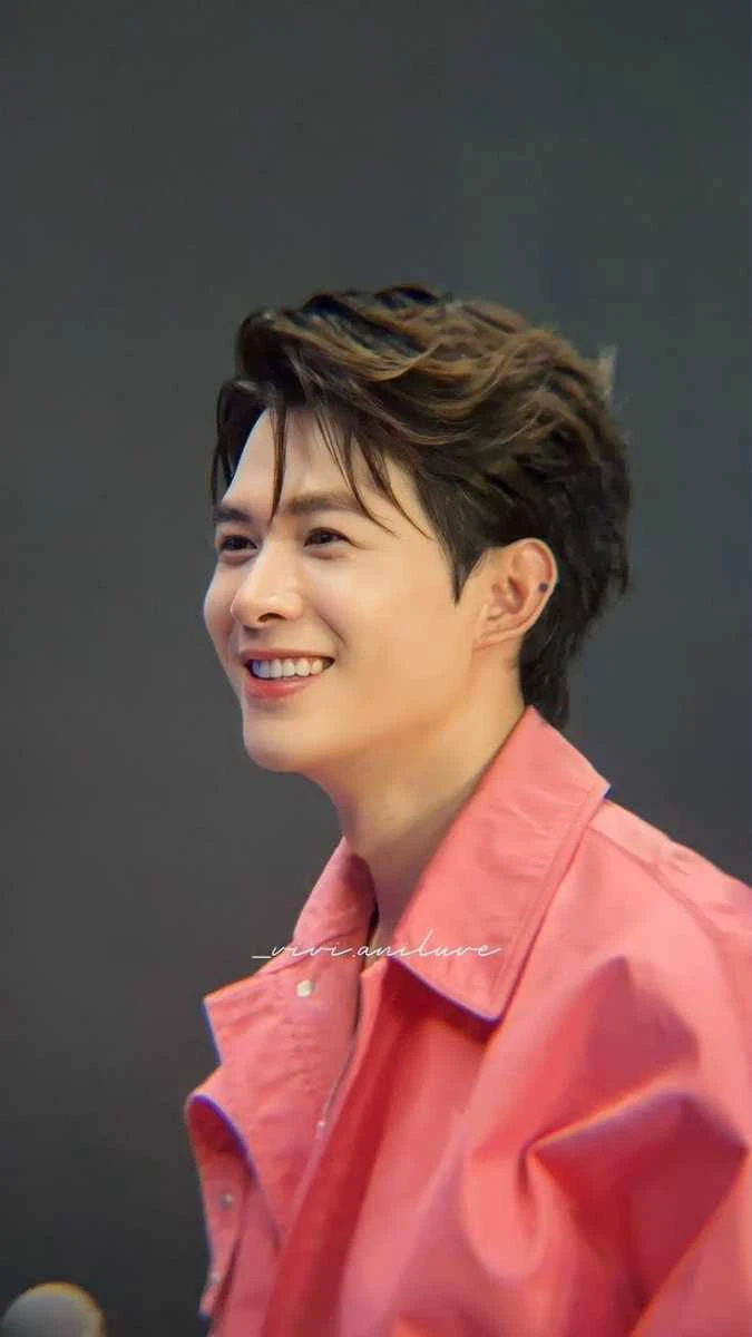 H&igrave;nh nền ca sĩ Anh T&uacute;