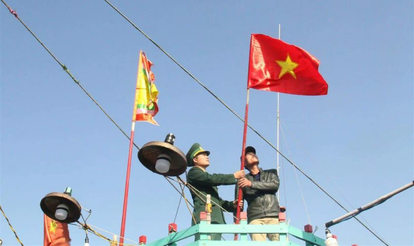Thể hiện lòng yêu nước với lá cờ biển đảo