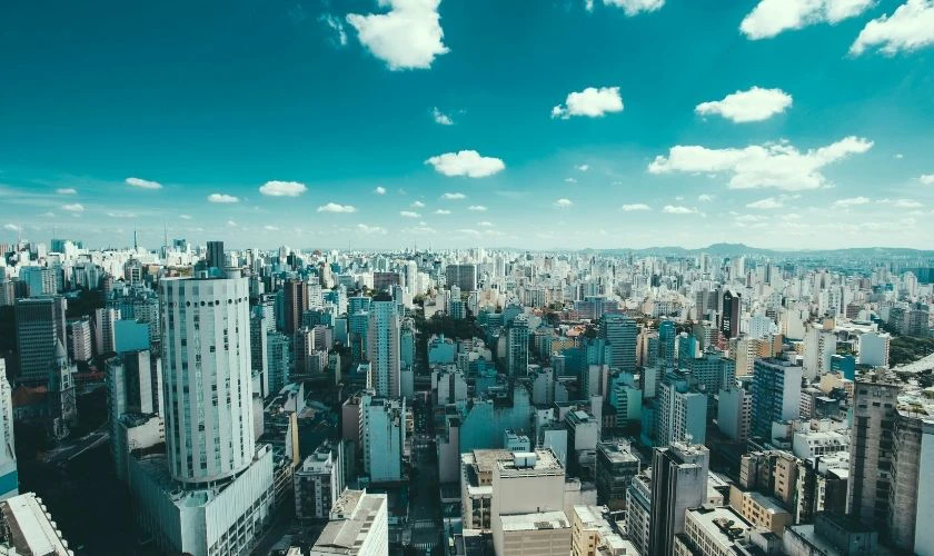 Bầu trời đ&ocirc; thị trong xanh &aacute;nh nắng