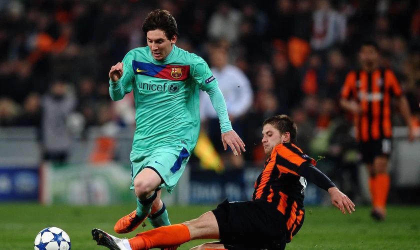 Ảnh nền Lionel Messi đang đ&aacute; b&oacute;ng si&ecirc;u ngầu