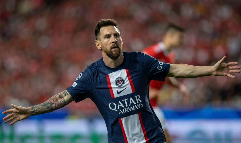 Ảnh nền Lionel Messi đang đ&aacute; b&oacute;ng cực ngầu