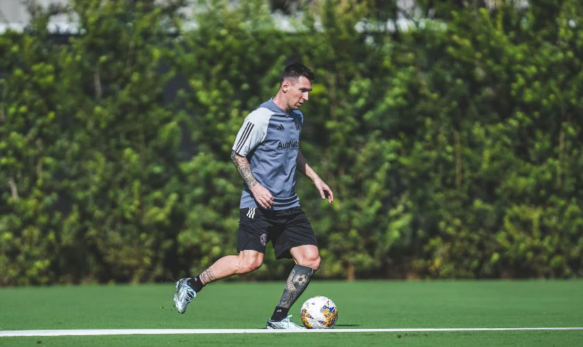 Ảnh nền Lionel Messi đang đ&aacute; b&oacute;ng đẹp n&eacute;t căng, ngầu nhất mọi thời đại