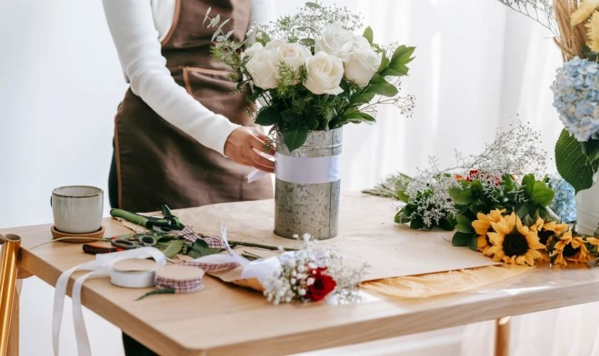 Cách cắm bó hoa 20/10 đẹp