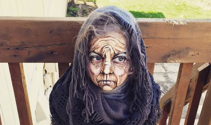 Hóa trang Halloween thành bà lão