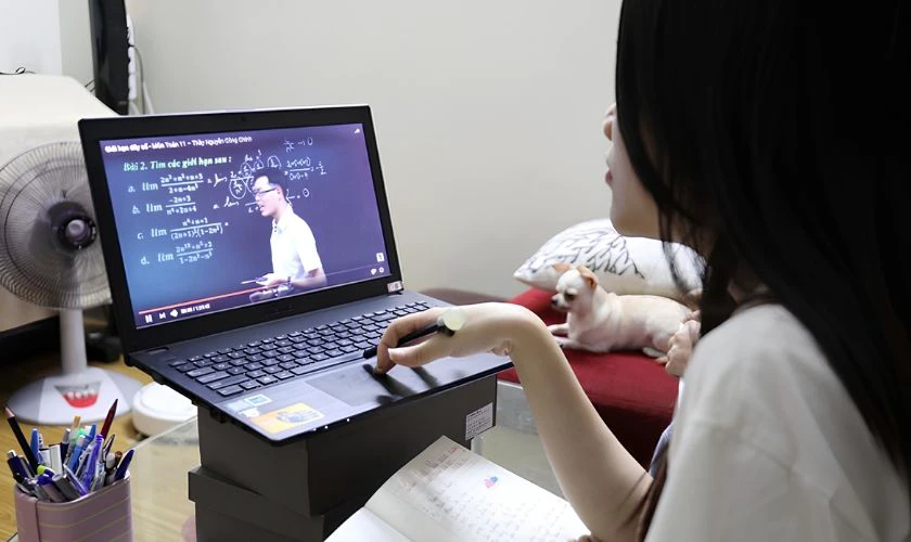 Ưu điểm của laptop khi học online