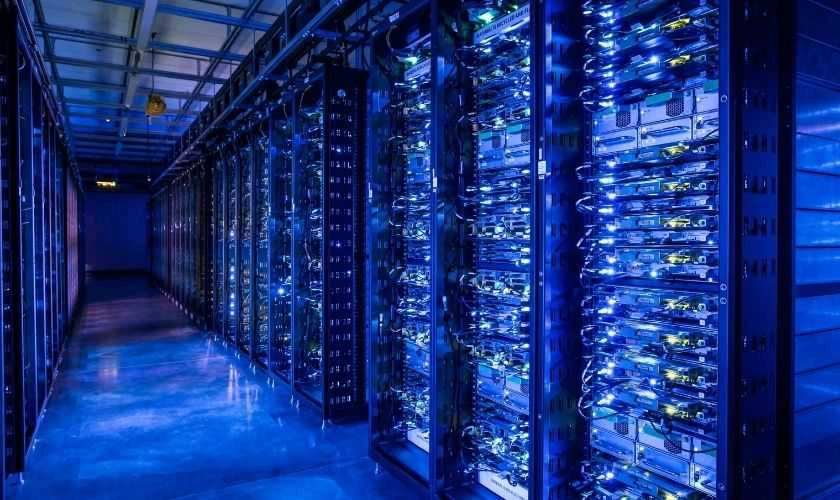 M&aacute;y chủ server c&ograve;n lưu trữ v&agrave; cung cấp dịch vụ