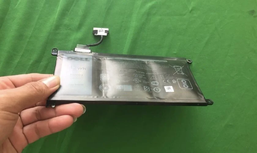 C&oacute; thể l&agrave;m xẹp pin laptop khi đ&atilde; bị phồng kh&ocirc;ng?