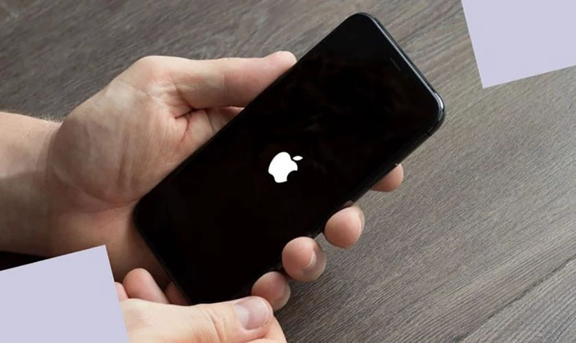 iPhone 11 bị treo m&aacute;y mở nguồn kh&ocirc;ng l&ecirc;n