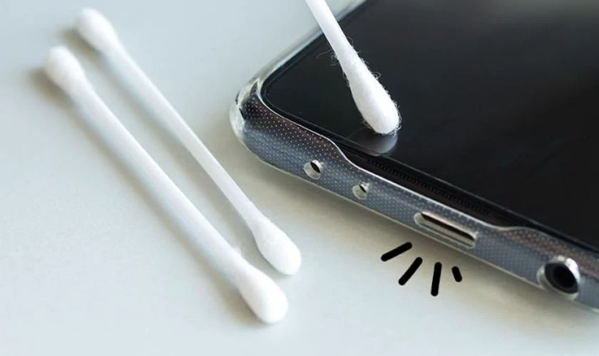 Vệ sinh cổng sạc khắc phục iPhone 11 tắt nguồn mở kh&ocirc;ng l&ecirc;n