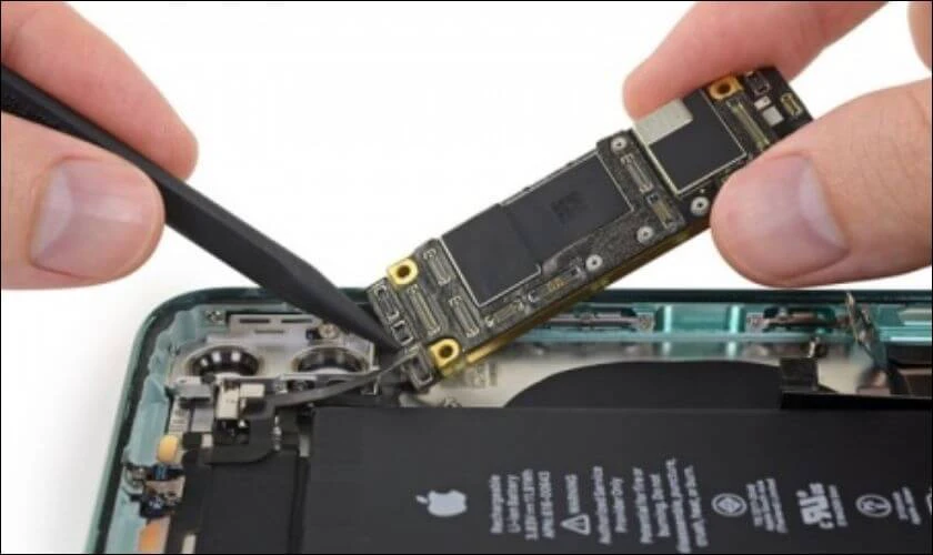 Mang iPhone 11 đến trung t&acirc;m sửa chữa