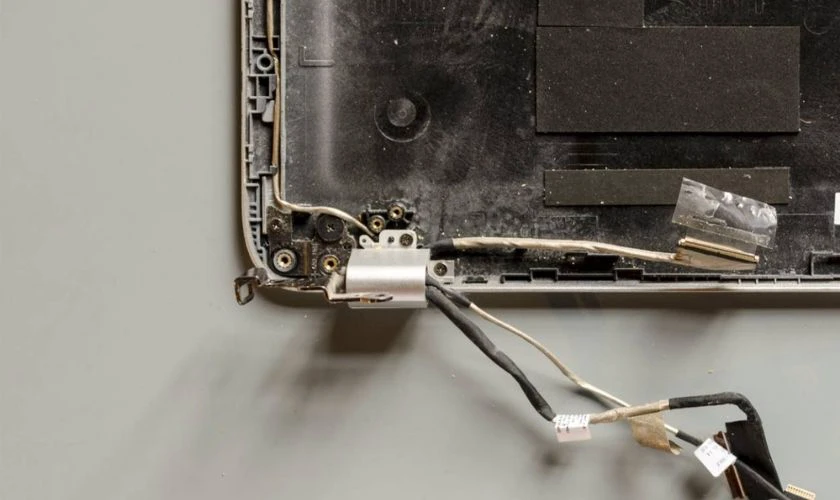 Nguyên nhân vì sao màn hình laptop bị ám đỏ