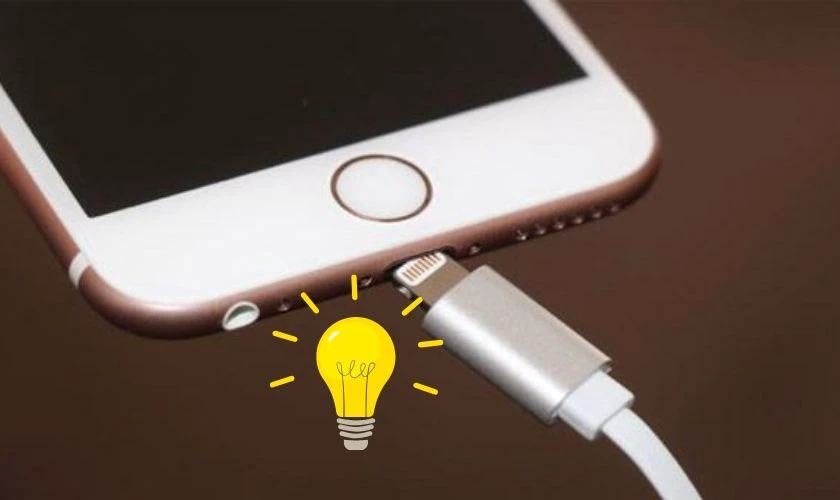 Thử lắc nhẹ chui cắm sạc khi không lên % pin trên iOS 17.1