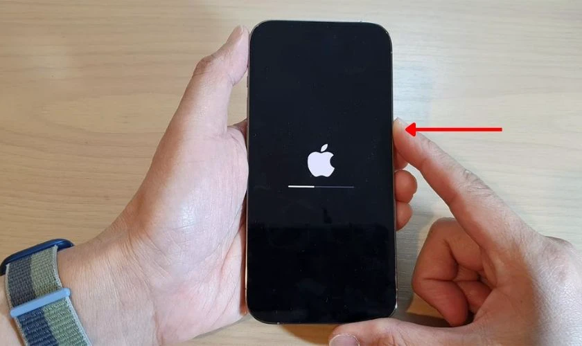 Nhấn và giữ nút sườn đến khi logo Apple hiện ra để bật lại iPhone
