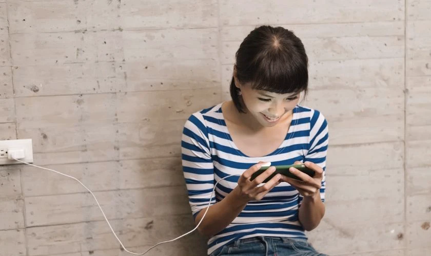 Hạn chế vừa d&ugrave;ng điện thoại vừa sạc để tr&aacute;nh n&oacute;ng m&aacute;y iOS 17