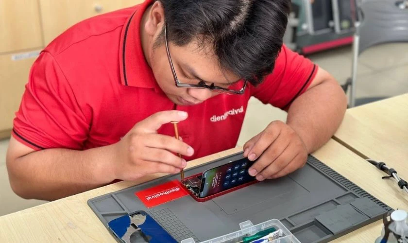 Thay pin iPhone khi pin bị chai hoặc xuống cấp