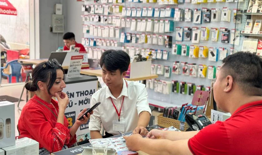 Đến trung tâm sửa chữa Điện Thoại Vui khắc phục iPhone 11 bị đơ màn hình