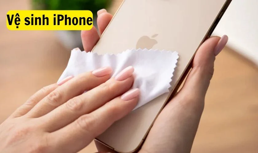 Vệ sinh m&agrave;n h&igrave;nh iPhone 11