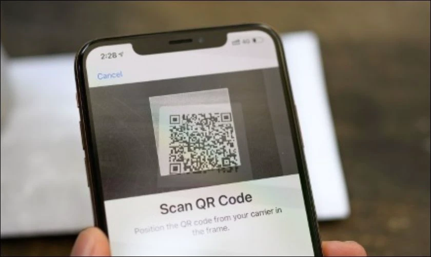 Bạn quét mã của eSIM được nhà mạng cung cấp