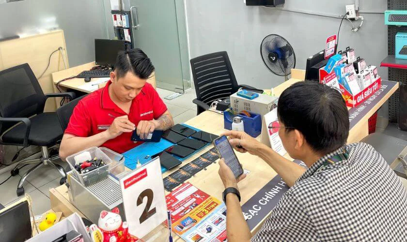 Điện Thoại Vui - Địa chỉ thay pin iPhone 11 ch&iacute;nh h&atilde;ng gi&aacute; tốt tại Điện Thoại Vui