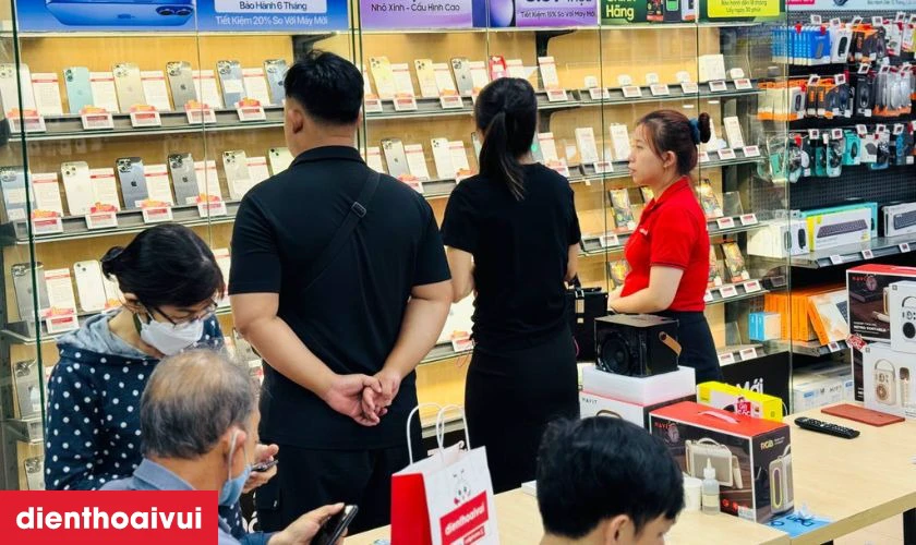 V&igrave; sao n&ecirc;n chọn Điện Thoại Vui khi mua iPhone 12 64GB 2 SIM cũ xước cấn?