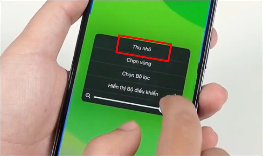 Dùng ba ngón tay chạm hai lần liên tiếp để thu nhỏ