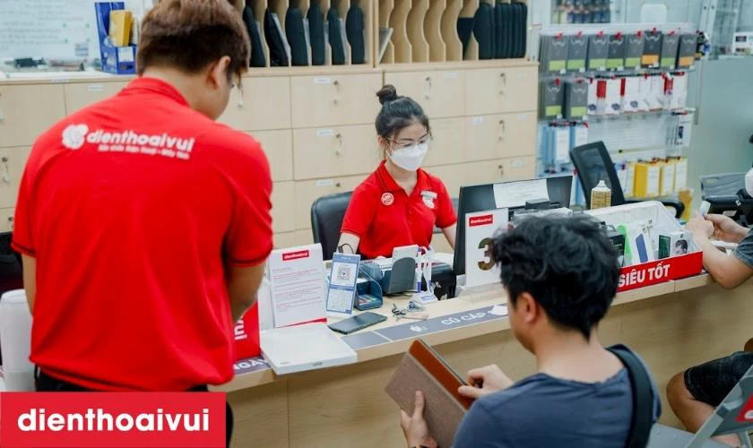 Điện Thoại Vui hỗ trợ về gi&aacute; khi l&ecirc;n đời iPhone 12 Mini 64GB cũ đẹp