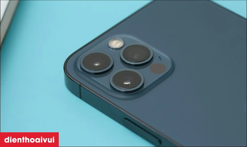 Cụm 3 camera với độ ph&acirc;n giải 12MP
