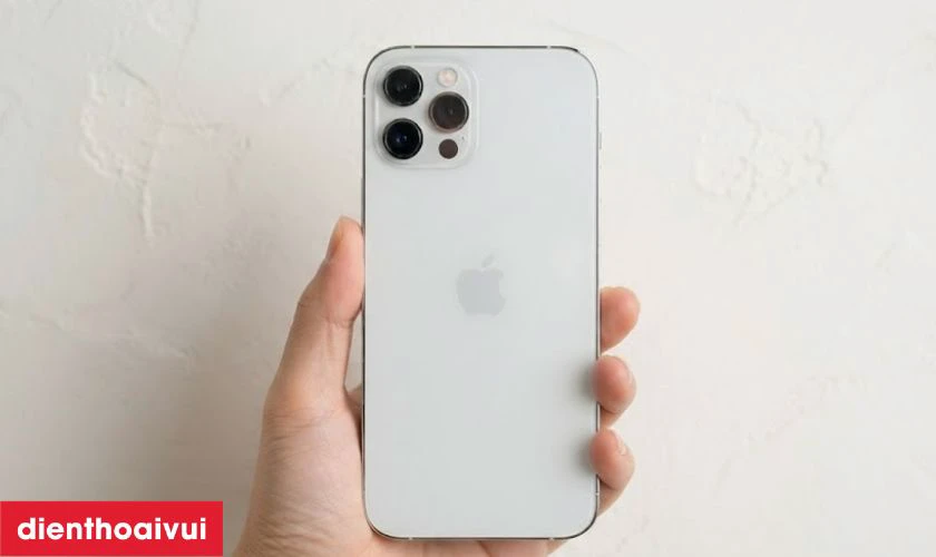 C&oacute; n&ecirc;n mua iPhone 12 Pro 128GB cũ xước cấn kh&ocirc;ng?