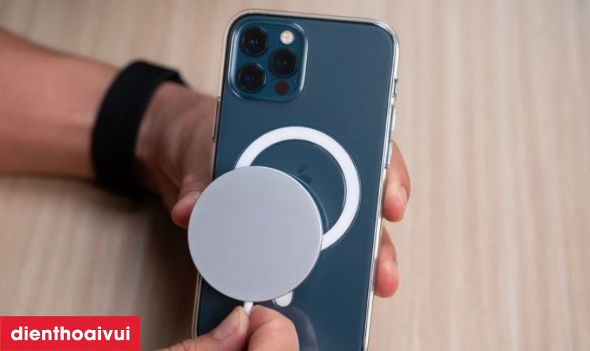 T&iacute;ch hợp sạc kh&ocirc;ng d&acirc;y MagSafe tr&ecirc;n iPhone 12 Pro
