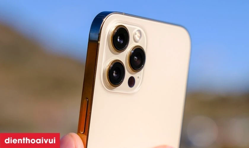 iPhone 12 Pro được trang bị camera trước 12 MP , 2 camera sau 12 MP