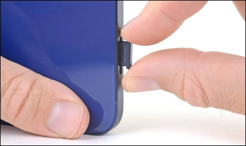 Cẩn thận lắp khay SIM