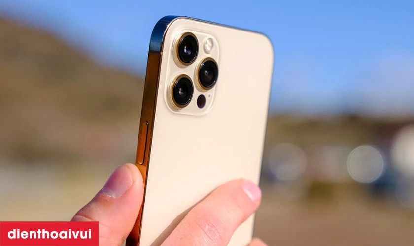 Cụm camera tr&ecirc;n iPhone 12 Pro Max cũ trầy xước