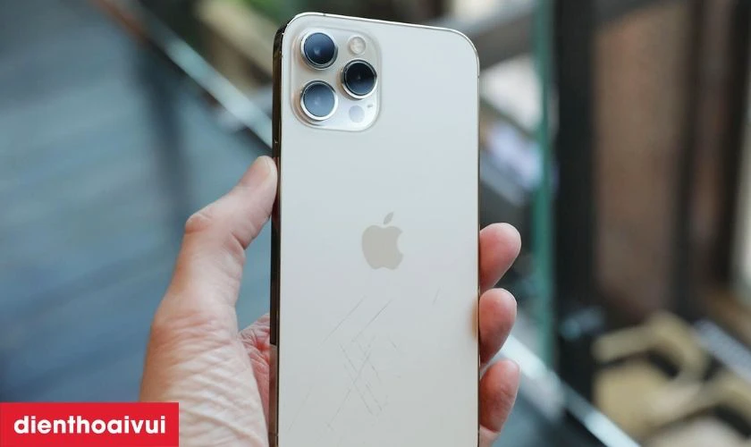 C&oacute; n&ecirc;n mua iPhone 12 Pro Max 128GB cũ xước cấn kh&ocirc;ng?