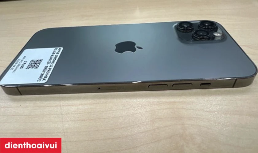 C&oacute; n&ecirc;n mua iPhone 12 Pro Max 512GB cũ trầy xước kh&ocirc;ng?