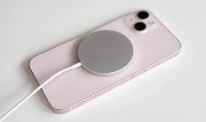 iPhone 13 có sạc không dây hay không?