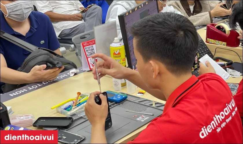 iPhone 13 Mini 256GB cũ trầy xước c&ograve;n khả năng chống nước v&agrave; bụi kh&ocirc;ng?&nbsp;