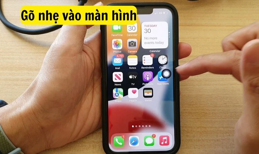 Gõ nhẹ lên màn hình iPhone 13 Pro Max bị sọc