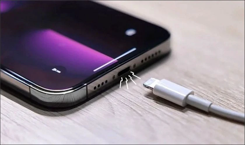 Vệ sinh cổng sạc tăng hiệu suất sạc cho iPhone