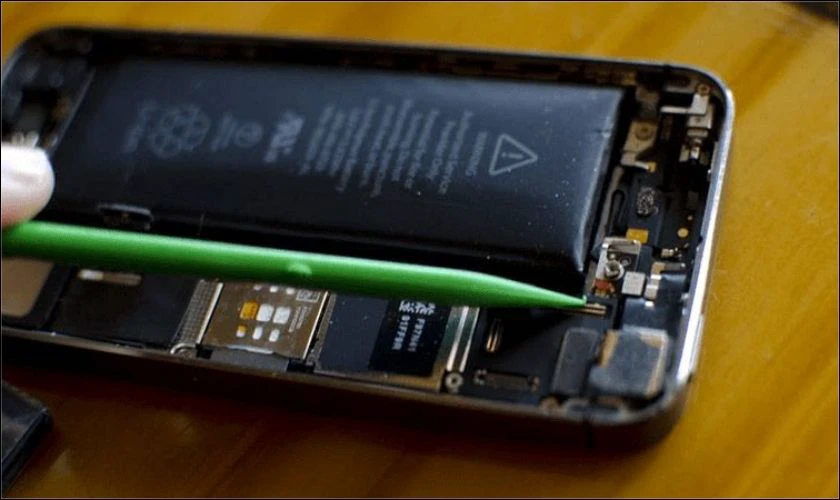 Pin chai phồng là nguyên nhân iPhone 13 Pro Max sạc không vào pin