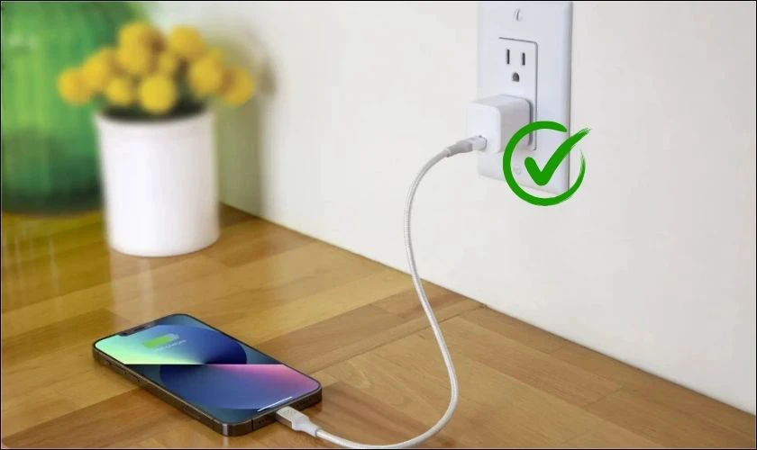 Kiểm tra nguồn điện khi iPhone 13 Pro Max sạc không vào pin