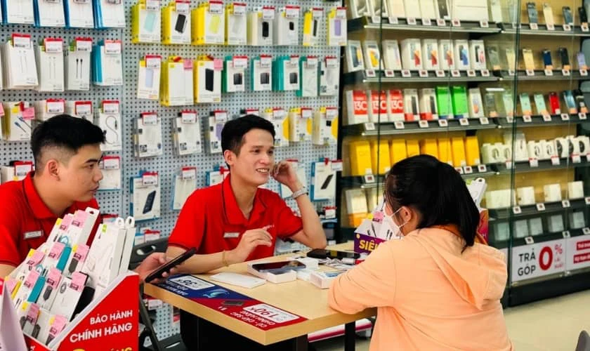 Mang iPhone bị n&oacute;ng m&aacute;y đến trung t&acirc;m để kiểm tra