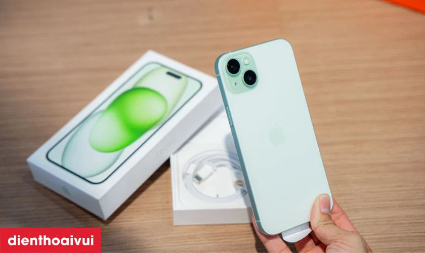 iPhone 15 Plus c&oacute; dung lượng pin 4.383mAh