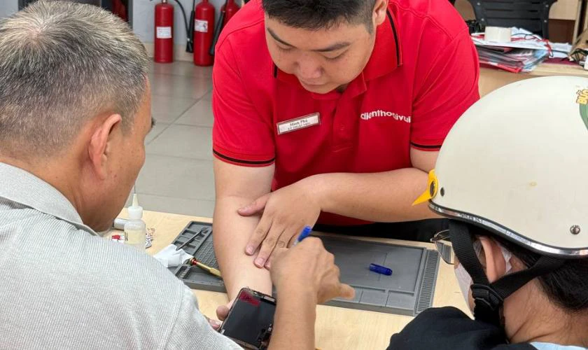 Địa chỉ thay màn hình iPhone 15 Pro Max bị lỗi màn hình uy tín