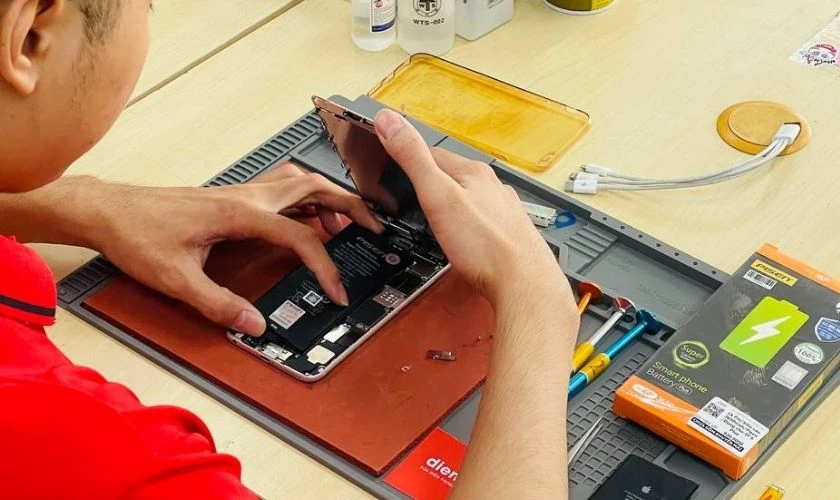 Thay pin iPhone tại địa chỉ uy t&iacute;n