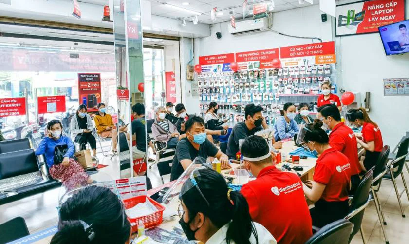 Thay pin iPhone 15 Pro Max uy t&iacute;n tại Điện Thoại Vui