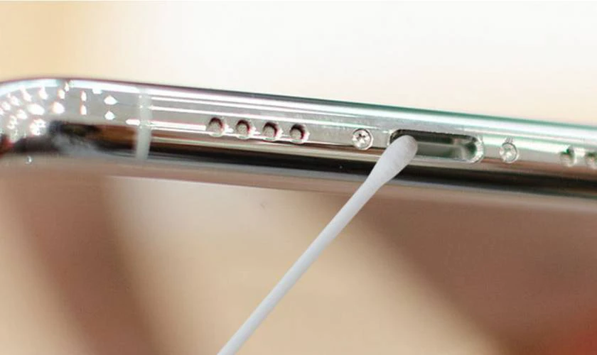 Cổng sạc Lightning/USB-C bị bụi hoặc gỉ