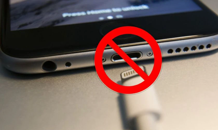iPhone 16 bị ướt c&oacute; sạc được kh&ocirc;ng?