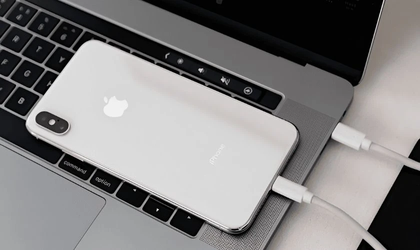 Kết nối iPhone 16 với m&aacute;y t&iacute;nh bằng c&aacute;p ch&iacute;nh h&atilde;ng Apple