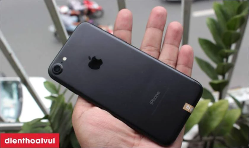 Xem t&igrave;nh trạng trầy xước tr&ecirc;n iPhone 7 32GB cũ
